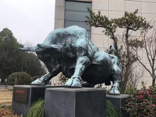 江阴港：“靖海犇牛”铜像
