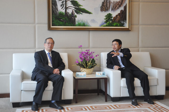 Photo 5 Photo 4 Prof. Yu Shicheng in a discussion with Wang Daxiong, Chairman of China Shipping (H.K.) Holdings Co., Ltd Photo 5 Photo 4 Prof. Yu Shicheng in a discussion with Wang Daxiong, Chairman of China Shipping (H.K.) Holdings Co., Ltd