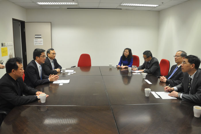 Photo 4 Prof. Yu Shicheng paid a visit to the Marine Department of the Government of the Hong Kong Special Administrative Region Photo 4 Prof. Yu Shicheng paid a visit to the Marine Department of the Government of the Hong Kong Special Administrative Region